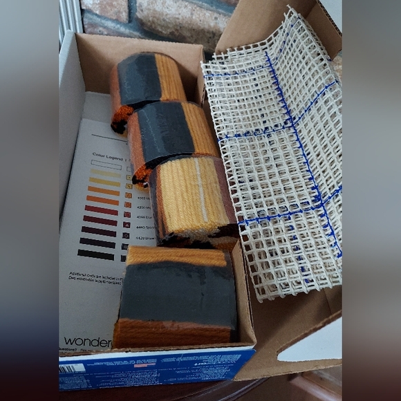 Wonderart Latch Hook Kit Puppy Love Craft Dog #426132 Size 12"x12" Yellow Lab - Picture 6 of 8